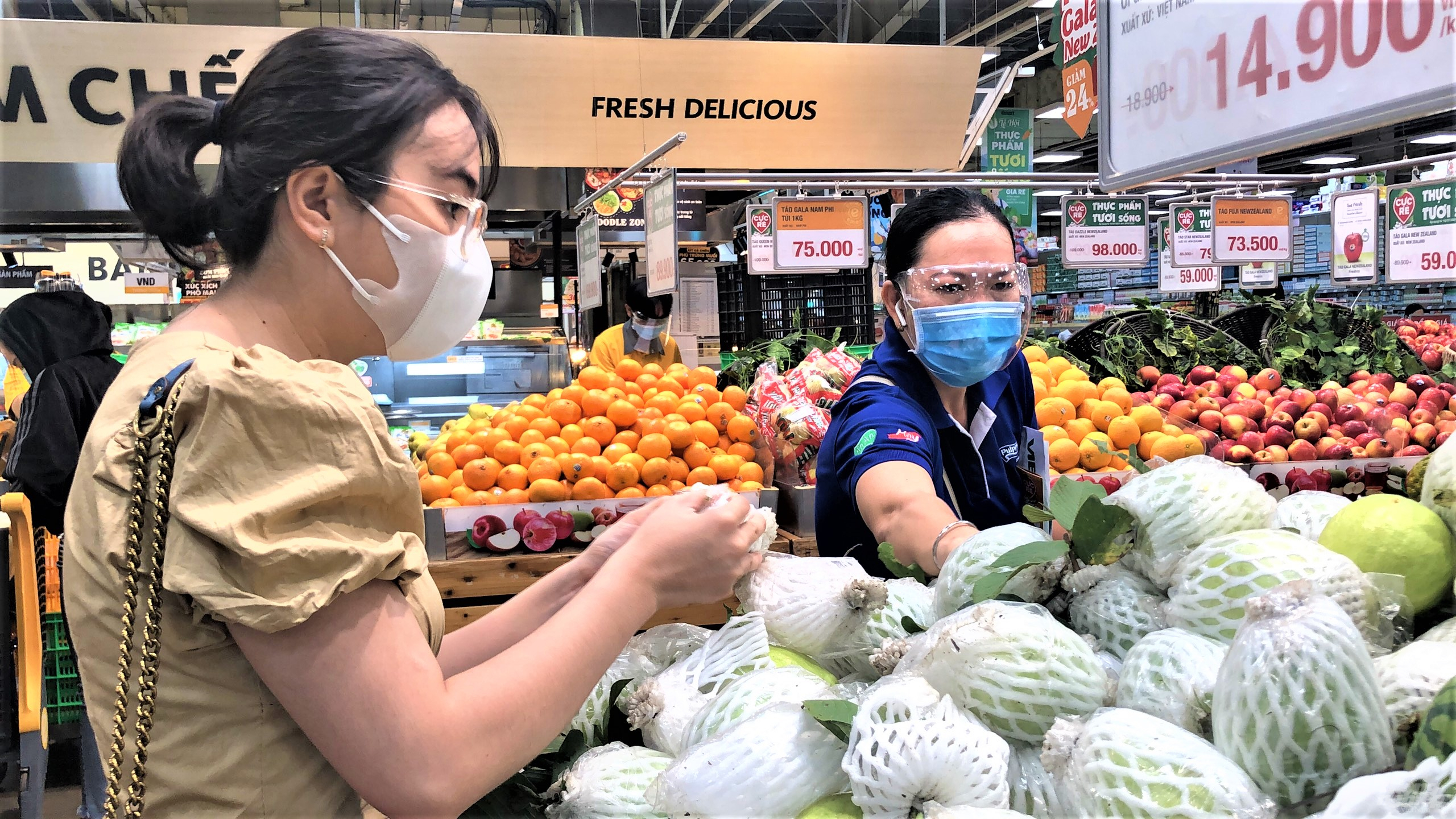 Tại những đại siêu thị lớn như EMart lượng hàng thực phẩm, rau, củ, quả ngày 15/7 được đưa lên khá dồi dào, dù tình trạng xếp hàng dài chờ đợi vẫn diễn ra từ sáng sớm. Ảnh: Minh Sáng. 