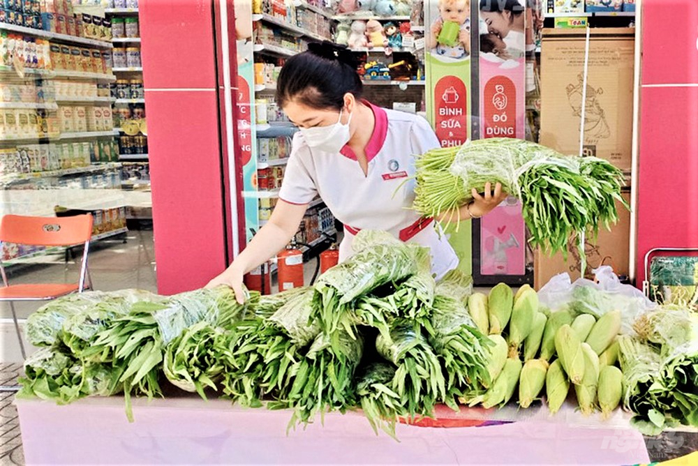 Tại TP.HCM hiện có 50 cửa hàng của Con Cưng sẽ thí điểm bán hàng thực phẩm rau củ để phục vụ người dân. Ảnh: MV.