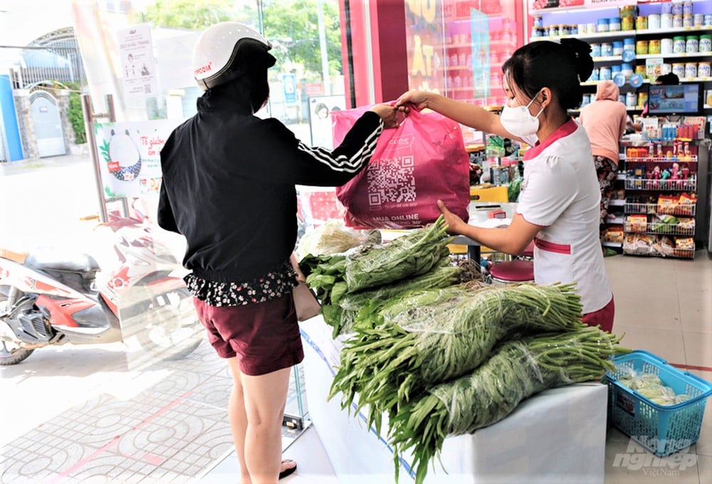 Do ngày đầu tiên bán các mặt hàng rau củ nên chưa nhiều loại thực phẩm thiết yếu chuyển về một số cửa hàng Con Cưng. Ảnh: MV.