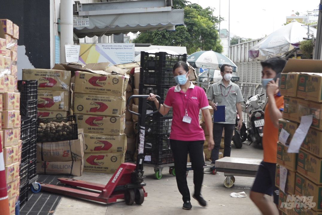 Nhân viên của AEON Bình Tân đang tiến hành phân loại thực phẩm để chuyển ra khu vực quầy hàng phục vụ người dân. Ảnh: MS.