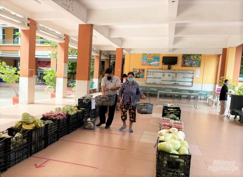 Các điểm bán lưu động của siêu thị AEON cho người dân được sự hỗ trợ kịp thời của UBND các quận, phường. Ảnh: MV.