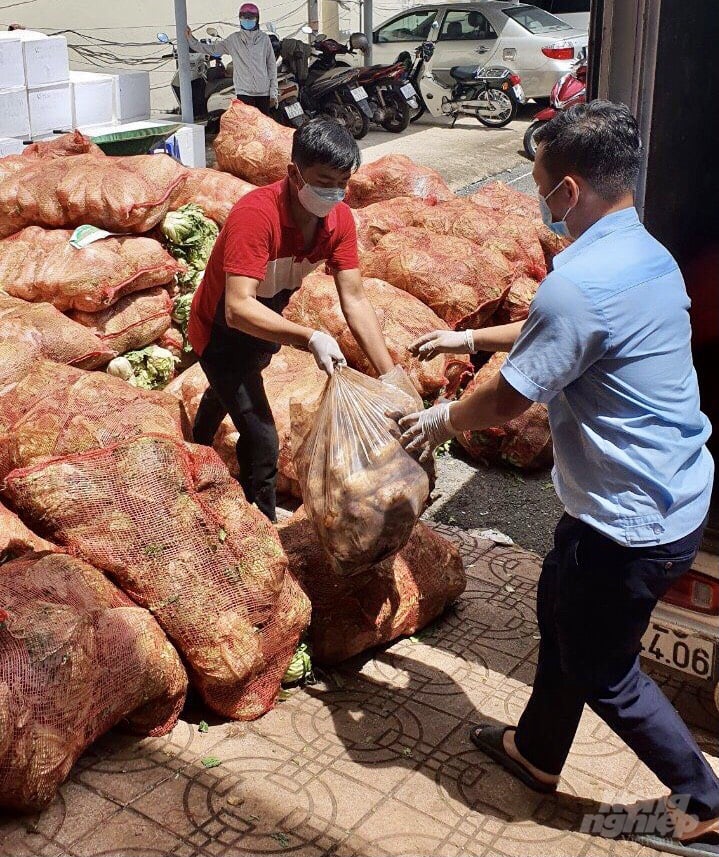 Tỉnh Lâm Đồng trao tặng các loại rau củ quả cho tỉnh Đồng Nai trong đợt dịch Covid -19. Ảnh: MV.