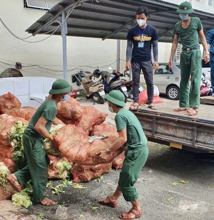 Lực lượng thanh niên, bộ đội được huy động vận chuyển hàng rau củ quả phân bổ cho các địa phương trong tỉnh Đồng Nai đang gặp khó khăn mùa dịch Covid-19. Ảnh: MV.