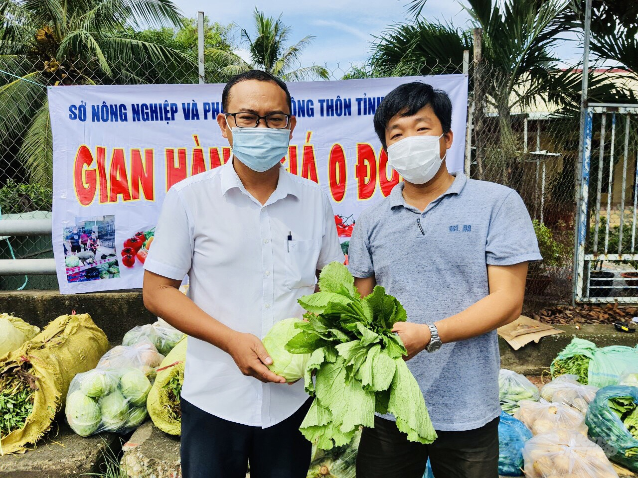 Người dân gặp khó khăn trong mùa giãn cách dịch Covid -19 trên địa bàn tỉnh Đồng Nai được hỗ trợ hàng hoá thực phẩm trong những gian hàng giá 0 đồng. Ảnh: MV.
