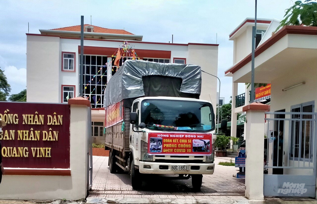 Nhiều 'chuyến xe nghĩa tình' của tỉnh Đồng Nai vận chuyển hàng chục tấn hàng hóa nhu yếu phẩm đến hỗ trợ cho người dân nằm trong các khu phong toả. Ảnh: MV.