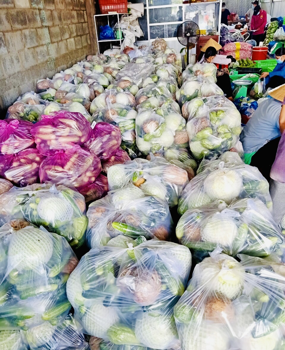 Những túi combo nông sản đang được nhiều địa phương áp dụng đóng hàng để cung cấp cho nhu cầu người dân TP.HCM mua sắm trong mùa dịch Covid -19. Ảnh: Tổ công tác 970 cung cấp.