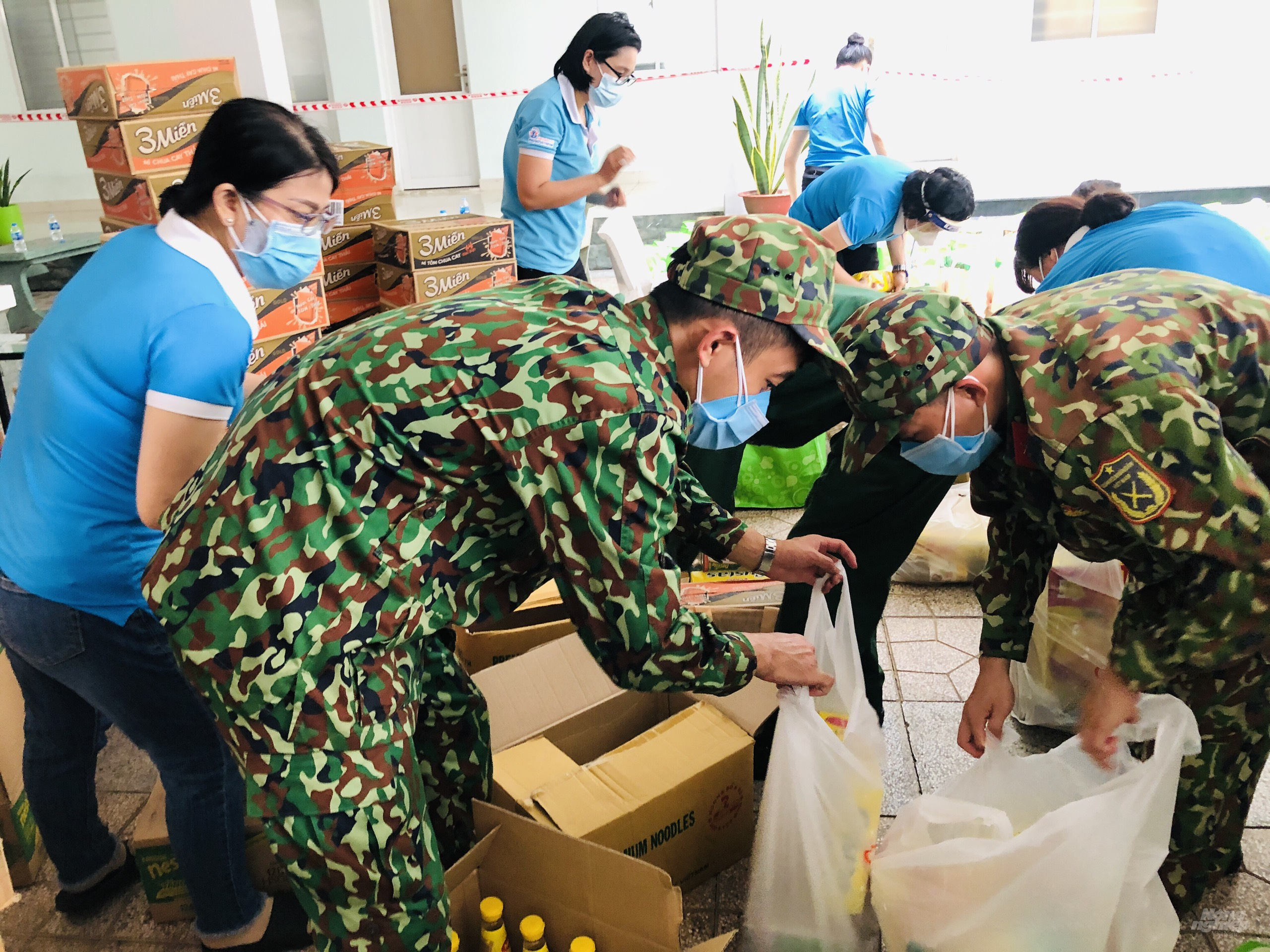  Lực lượng quân đội cũng đang có mặt hỗ trợ các doanh nghiệp vận chuyển hàng thực phẩm cho người lao động và người dân trong mùa dịch. Ảnh: Minh Sáng.