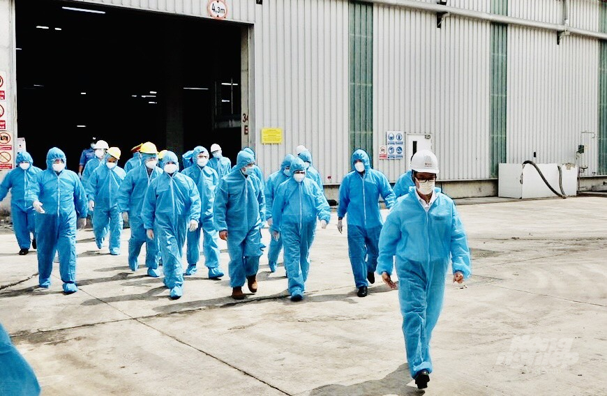 Đoàn công tác đi khảo sát tình hình hoạt động sản xuất tại các doanh nghiệp, cơ sở sản xuất của tỉnh Bình Dương cuối tuần qua. Ảnh: Minh Sáng.