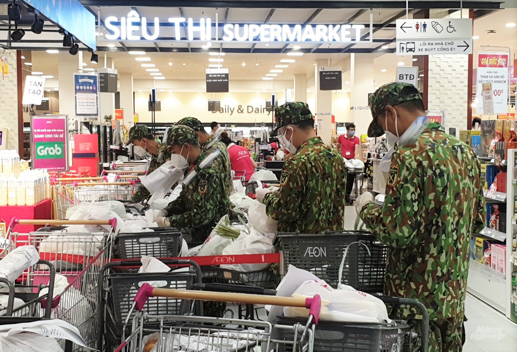 Lực lượng bộ đội có mặt tại siêu thị AEON Tân Phú cũng đang tích cực hỗ trợ 'đi chợ hộ' cho người dân. Ảnh: Khánh Linh.