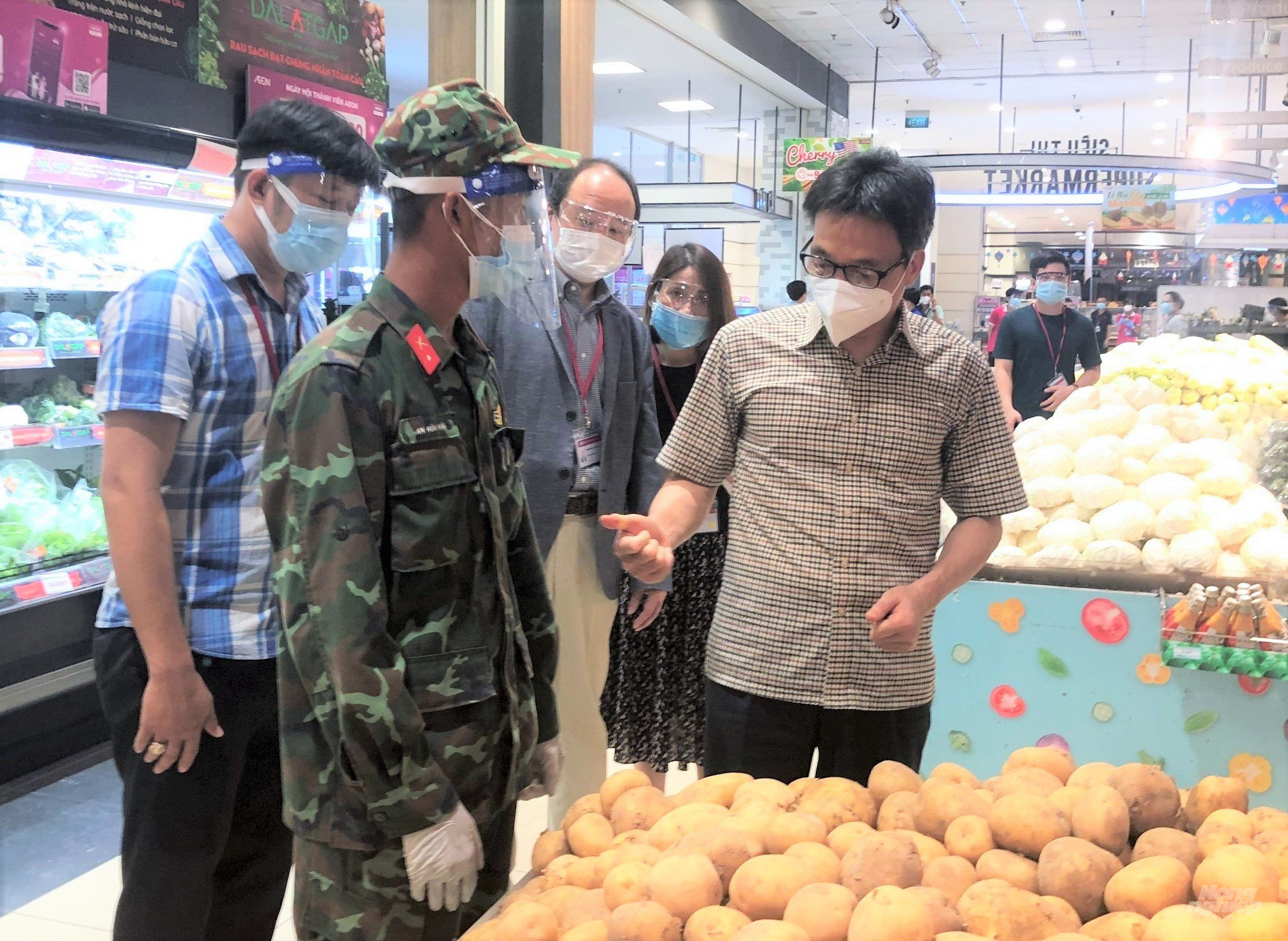 Phó Thủ tướng Vũ Đức Đam kiểm tra các hoạt động chuẩn bị hàng hóa của siêu thị AEON. Ảnh: Khánh Linh.