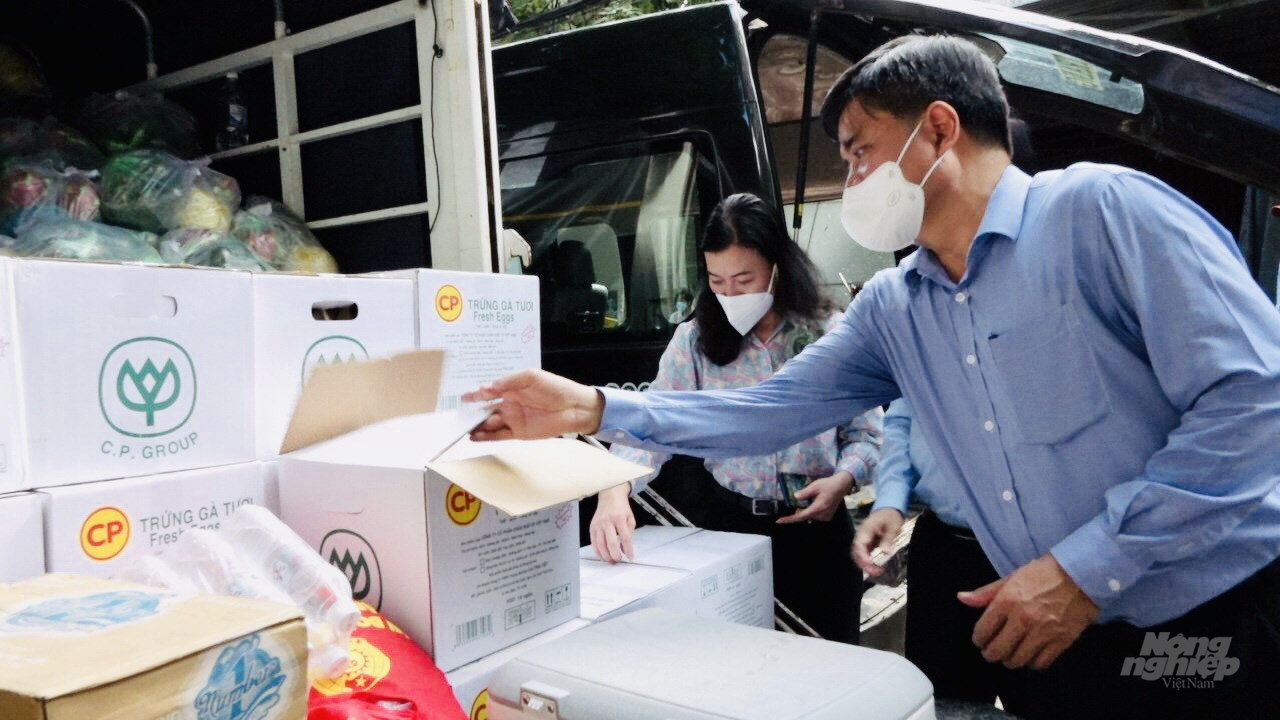 Thứ trưởng Trần Thanh Nam và lãnh đạo quận Bình Thạnh kiểm tra các mặt hàng nông sản thực phẩm trước khi trao tặng đến người dân đang gặp khó trên địa bàn quận Bình Thạnh. Ảnh: Minh Sáng.  