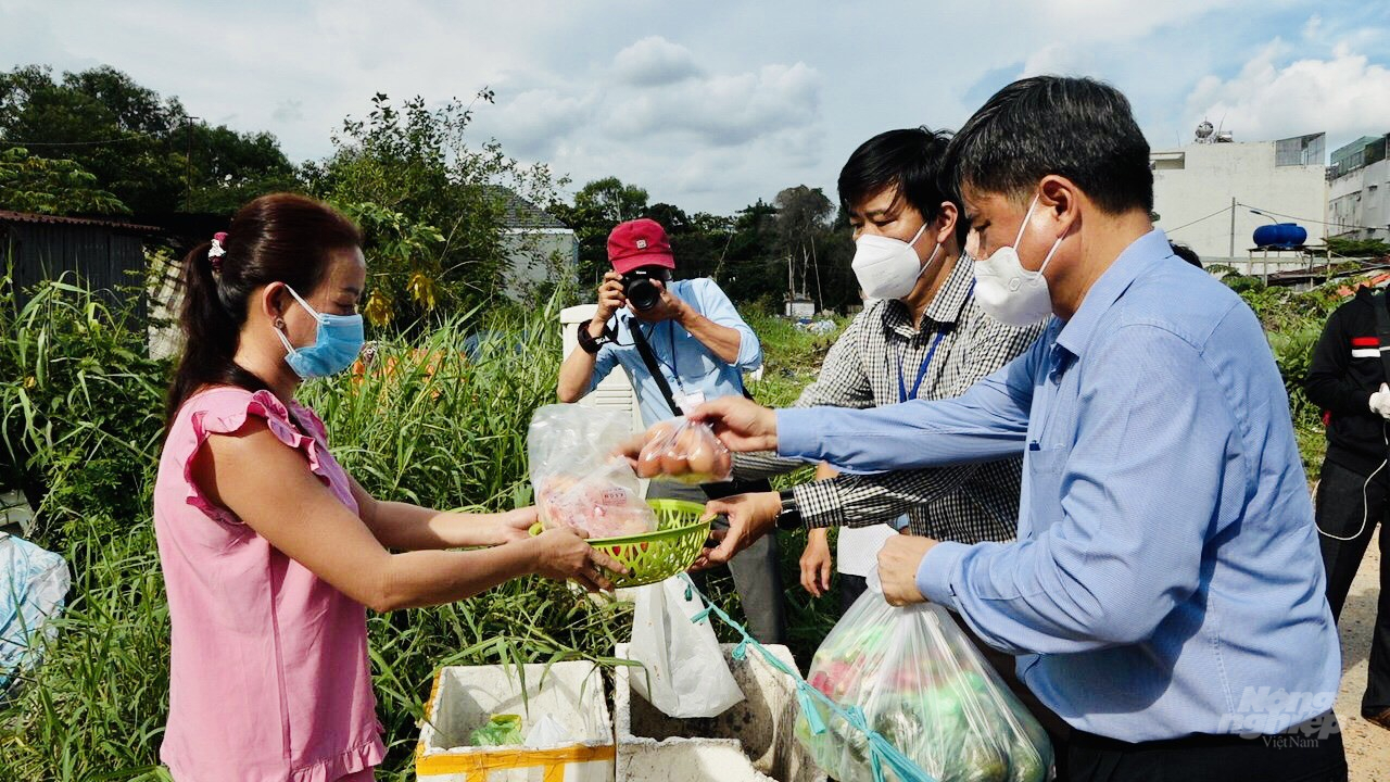  Thứ trưởng Trần Thanh Nam trao quà thực phẩm cho người dân tại các khu nhà trọ nhân dịp Quốc khánh 2/9. Ảnh: Minh Sáng.   