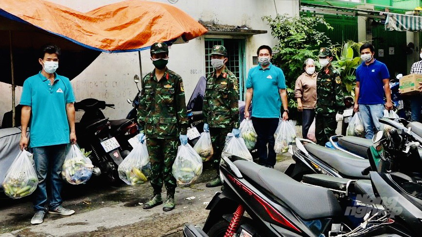  Lực lượng quân đội tham gia vận chuyển hàng combo nông sản đến trao tận tay người dân trong các khu nhà trọ, chung cư vùng tâm dịch. Ảnh: Minh Sáng. 