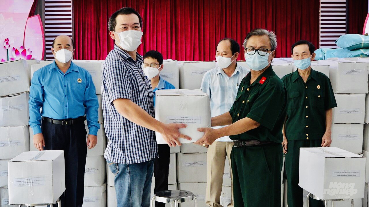  Đại diện Hội cựu chiến binh phường 17, quận Bình Thạnh tiếp nhận quà tặng từ công ty Nghi Sơn để đi trao cho các cựu chiến bình gặp khó trong dịch Covid-19.