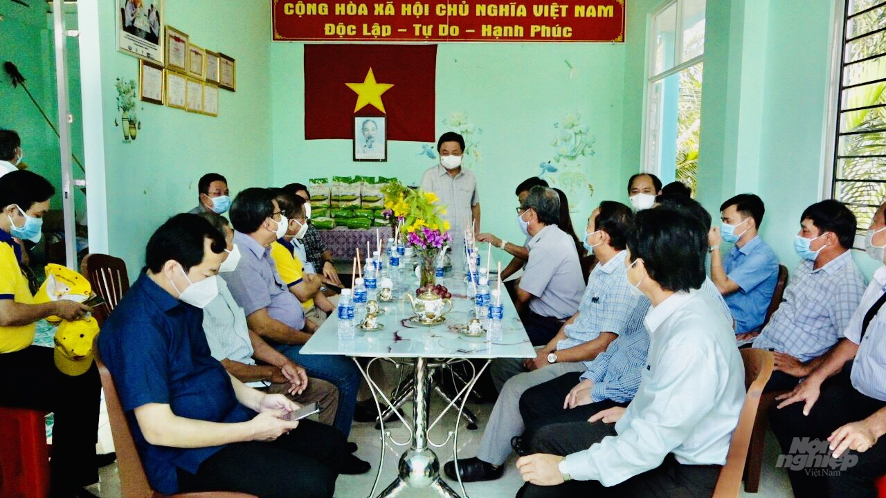 Bộ trưởng Lê Minh Hoan trao đổi với HTX Trí Lực về phát triển mô hình tôm lúa bền vững. Ảnh: Minh Sáng.
