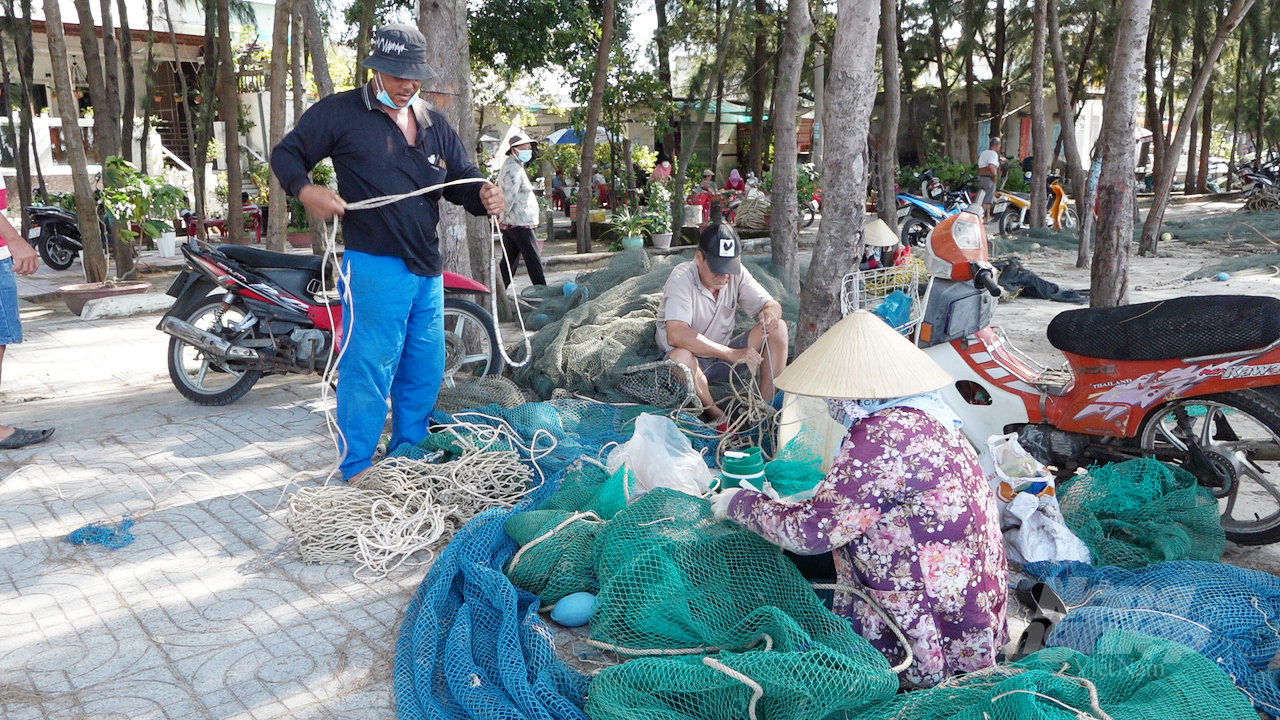 After long days of social distancing, the province’s decision to allow fishermen to go to the sea has made the atmosphere of the coastal fishing villages become much more lively and joyful over the past few days. Photo: Minh Sang.