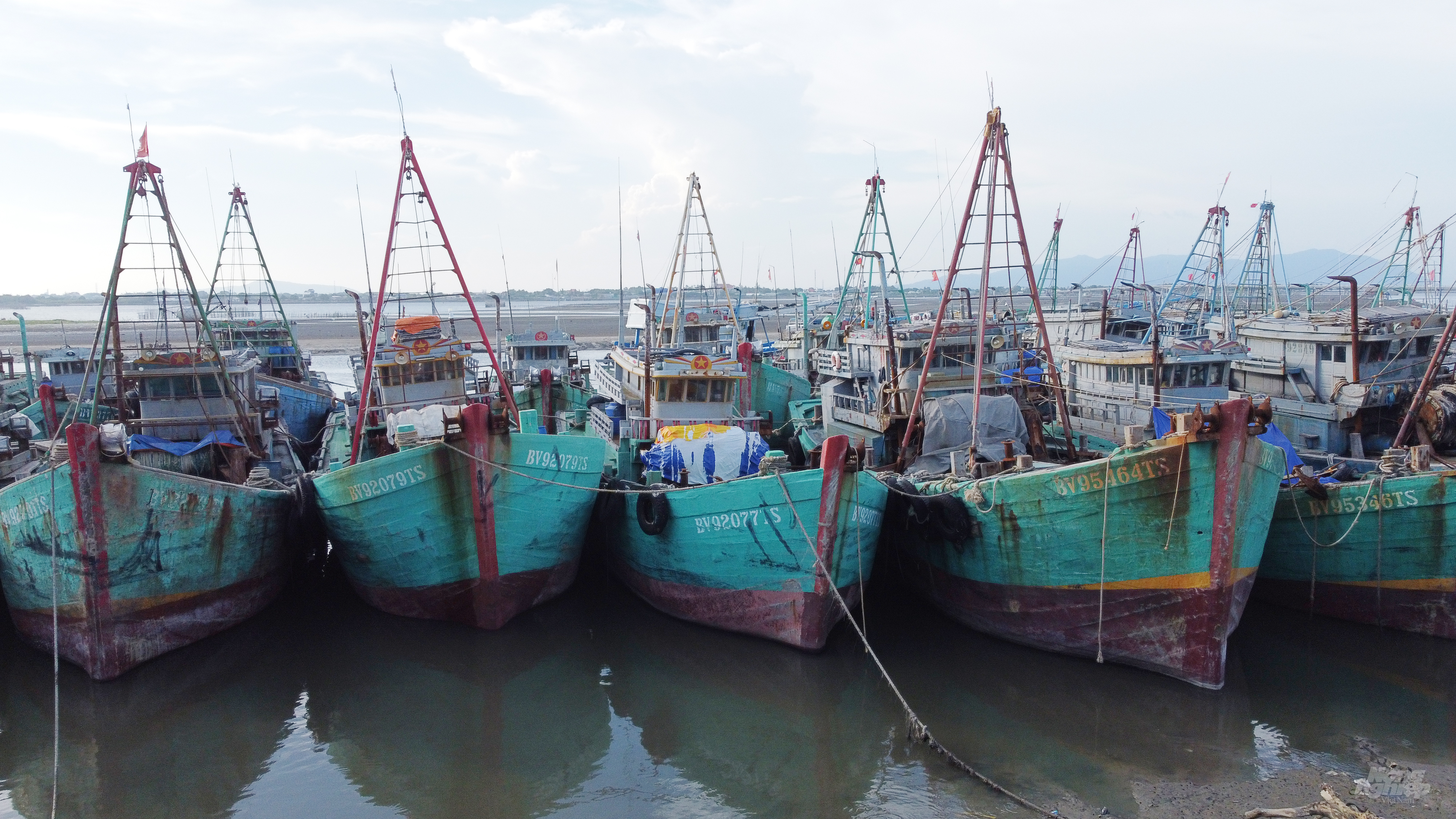 Many fishing vessels in the province are still waiting to complete the registration procedures to go fishing after many days of social distancing. Photo: Tran Trung.
