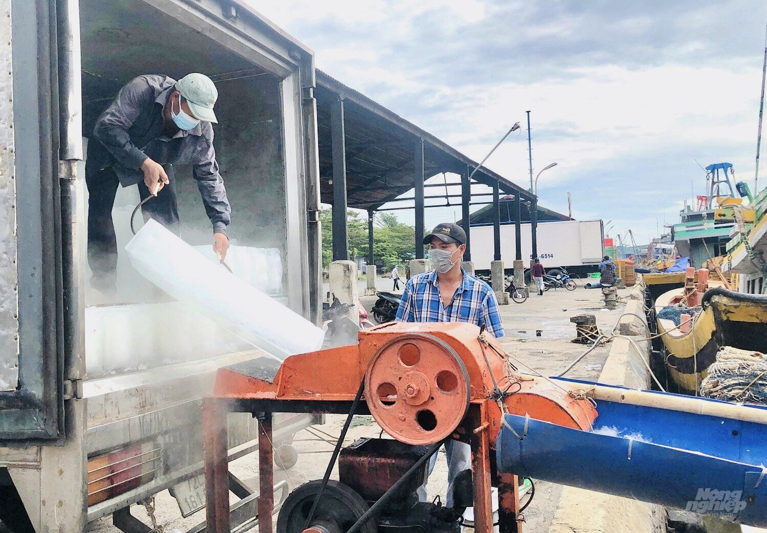 The pandemic prevention and control has been tightly implemented at fishing ports from the first days after social distancing in the province. Photo: Tran Trung.