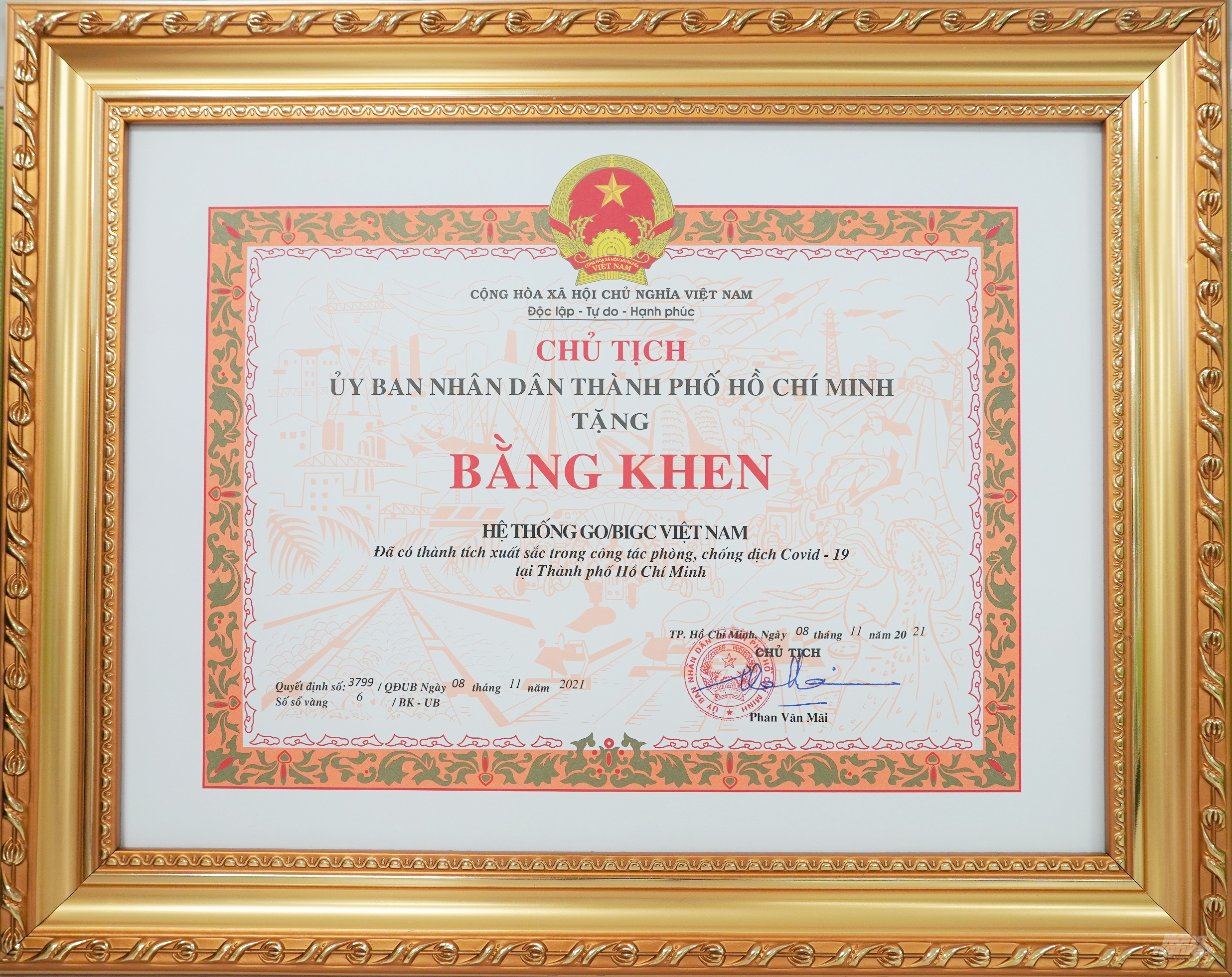 Bằng khen của Chủ tịch UBND TP HCM trao tặng của chuỗi siêu thị thuộc Tập đoàn Central Retail Việt Nam. Ảnh: Ngọc Tân.