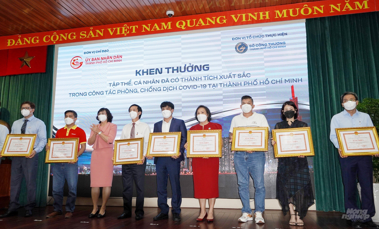Đại diện tập đoàn Central Retai (thứ hai từ phải qua) nhận Bằng khen của UBND TP.HCM. Ảnh: Ngọc Tân.