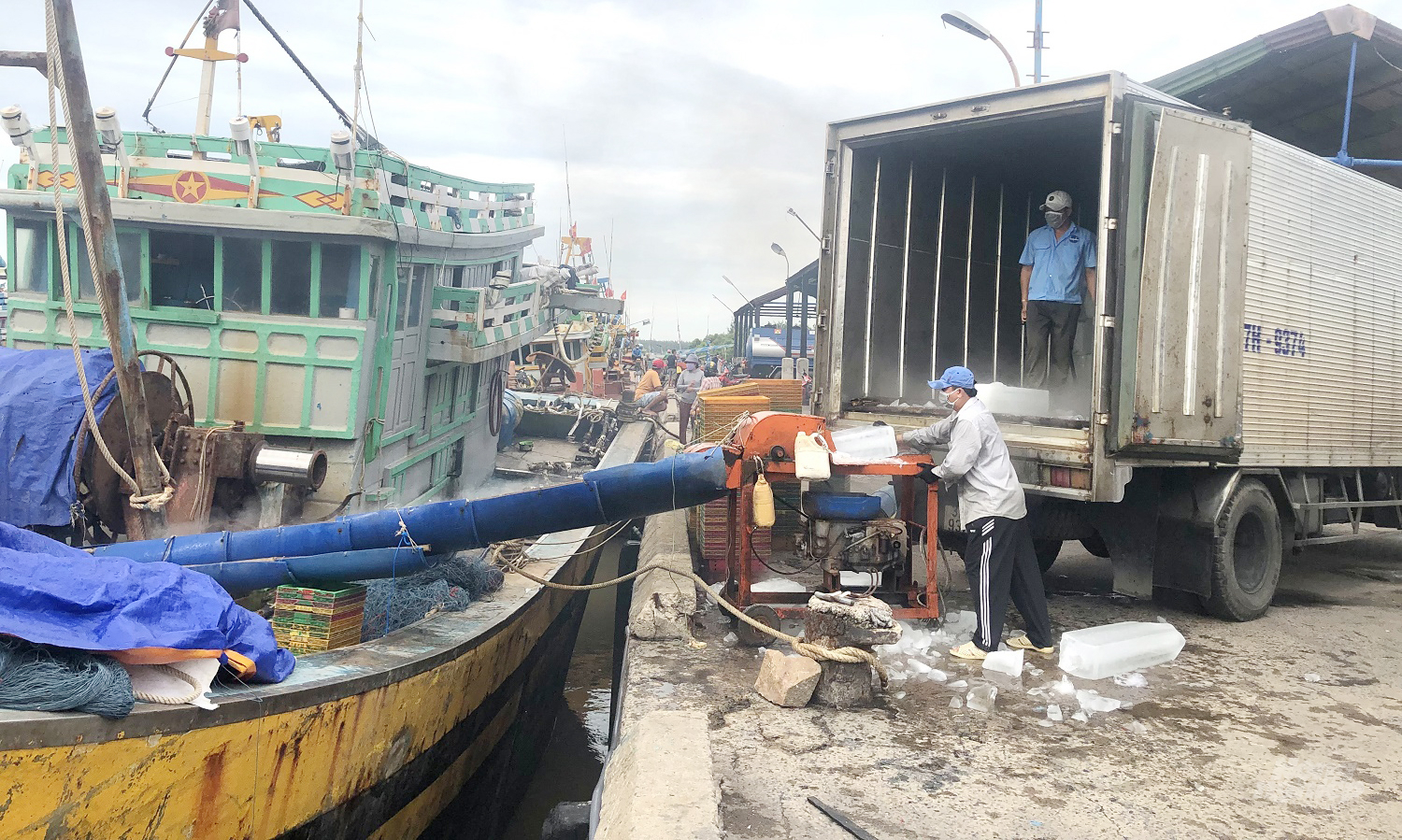 Ngư dân trong tỉnh BR-VT rất phấn khởi khi biết thông tin 270 tàu cá của địa phương được hỗ trợ lắp đặt thiết bị kết nối vệ tinh miễn phí. Ảnh: Nguyễn Thủy.