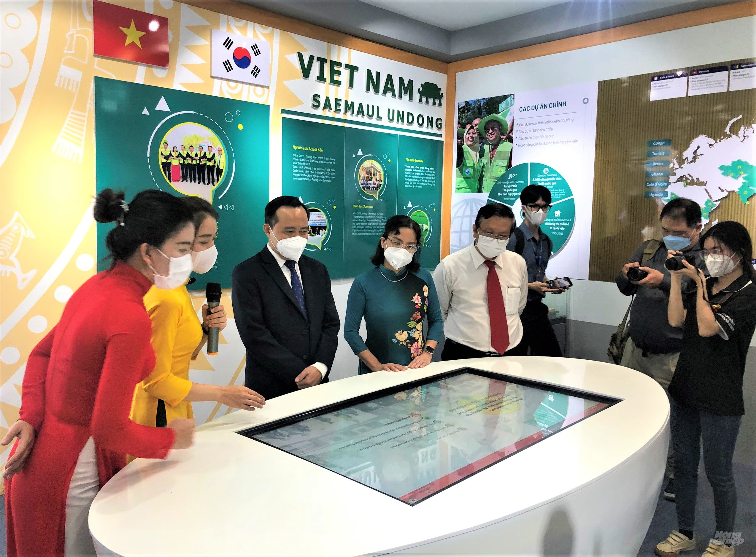 Đoàn lãnh đạo Trường ĐHQG và Trường ĐHKHXV&NV TP.HCM tham quan và trải nghiệm công nghệ thực tế ảo tại Trung tâm Triển lãm thực tế ảo Saemaul Undong. Ảnh: Minh Sáng.