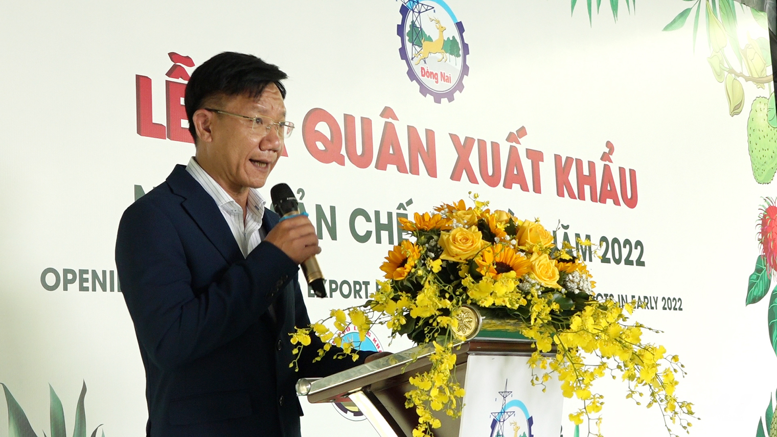 Ông Hồ Quốc Thái, Chủ tịch HĐQT Công ty Lương Giang phấn khởi chia sẻ về lô hàng trái cây chế biến xuất khẩu đầu năm 2022. Ảnh: Minh Sáng.