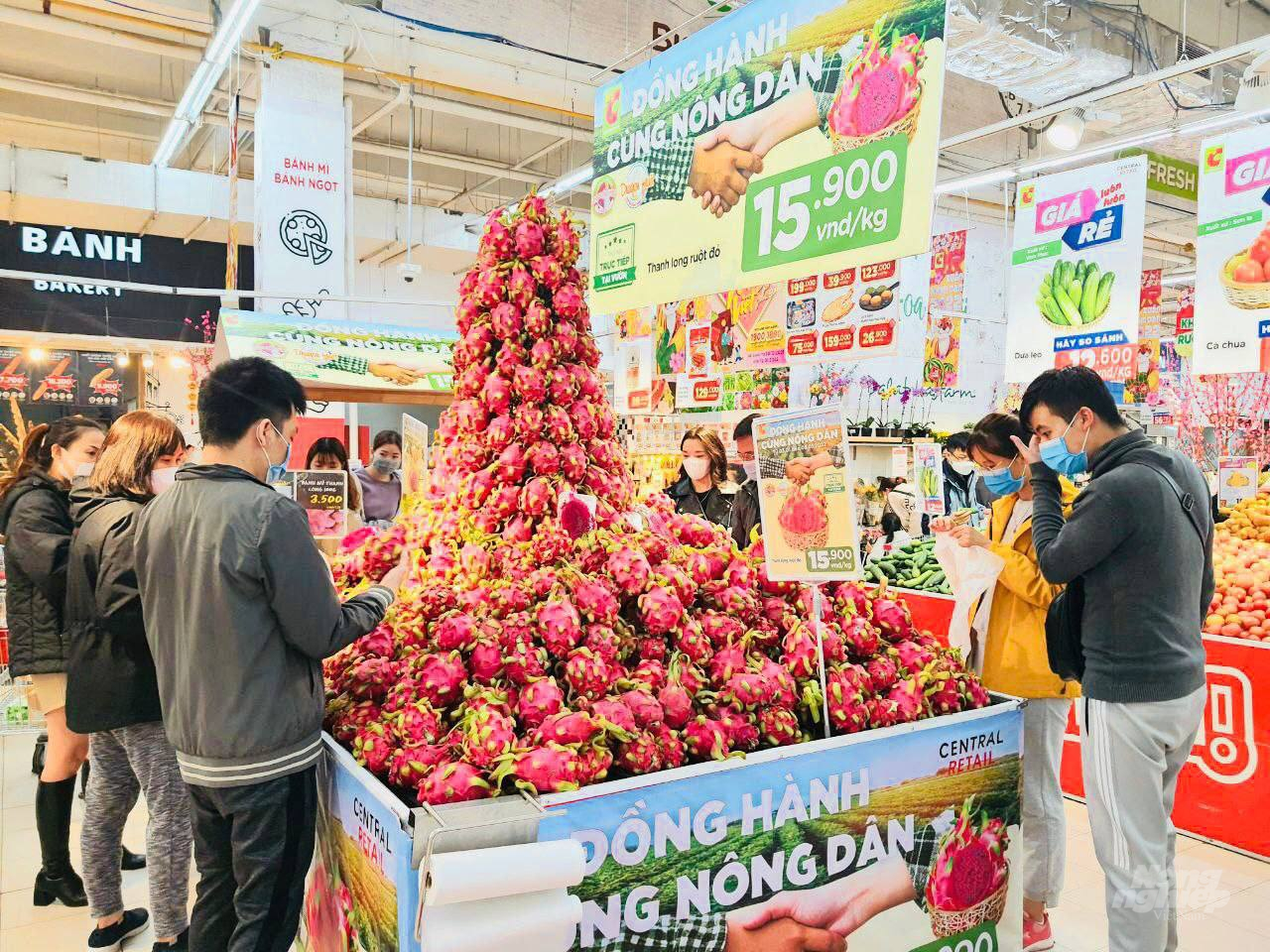 Người tiêu dùng hào hứng mua thanh long ruột đỏ, chất lượng cao tại siêu thị Big C. Ảnh: Ngọc Tân.
