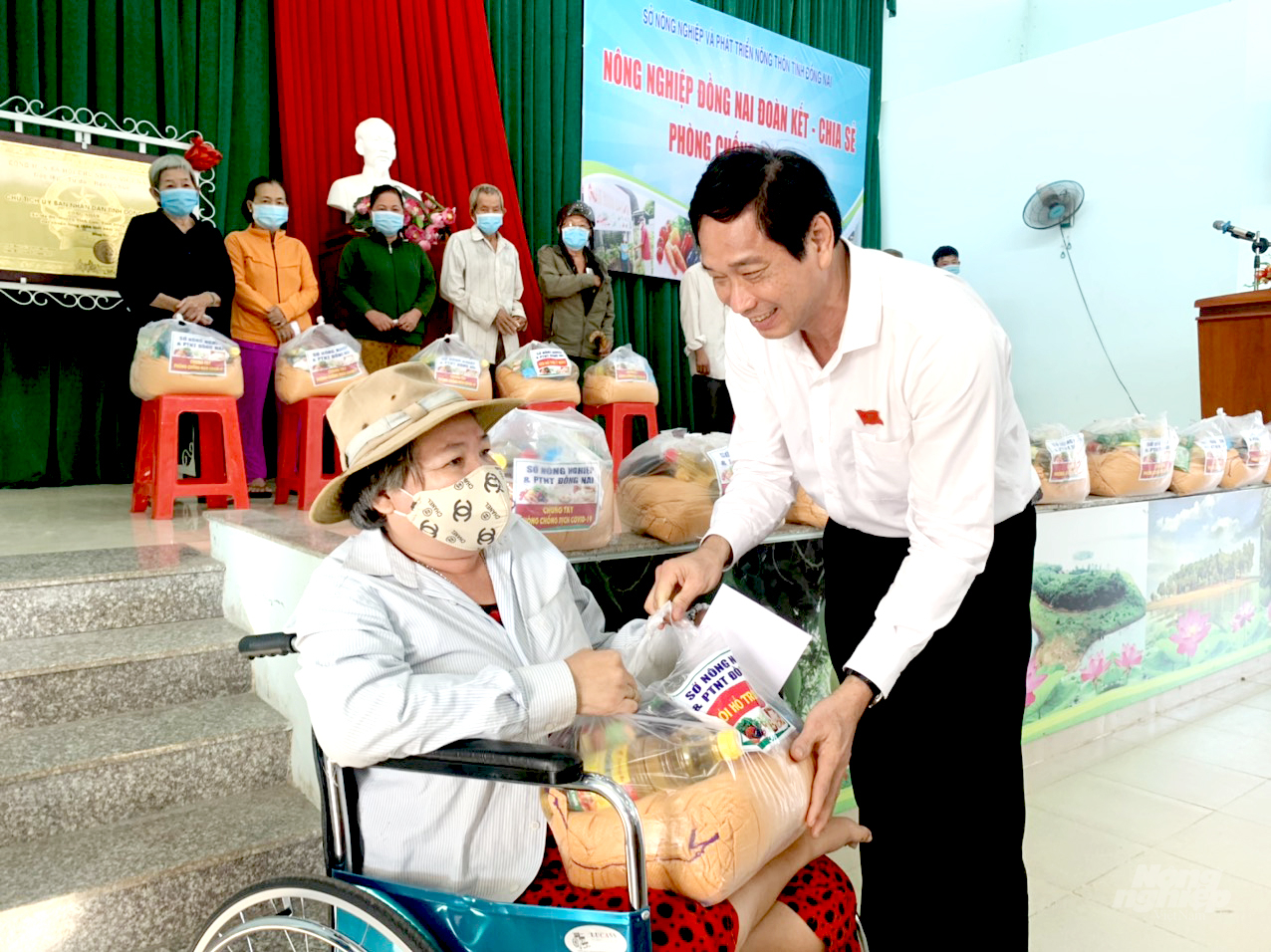 Lãnh đạo UBND tỉnh Đồng Nai trao tặng quà và tiền mặt cho  hộ gia đình có hoàn cảnh đặc biệt khó khăn nhân dịp đầu năm mới 2022. 