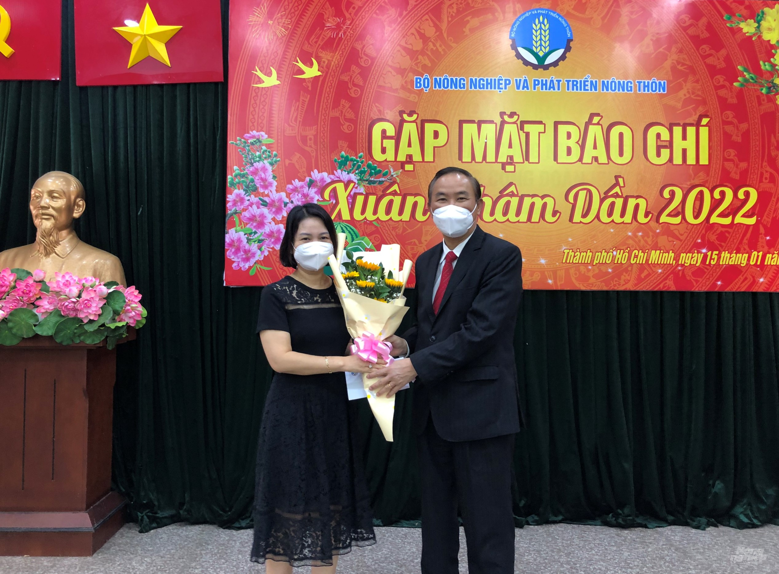 Thứ trưởng Phùng Đức Tiến trao hoa và quà chúc mừng năm mới cho đại diện CLB PVKTNN TP.HCM tại buổi gặp mặt. Ảnh: Minh Sáng.