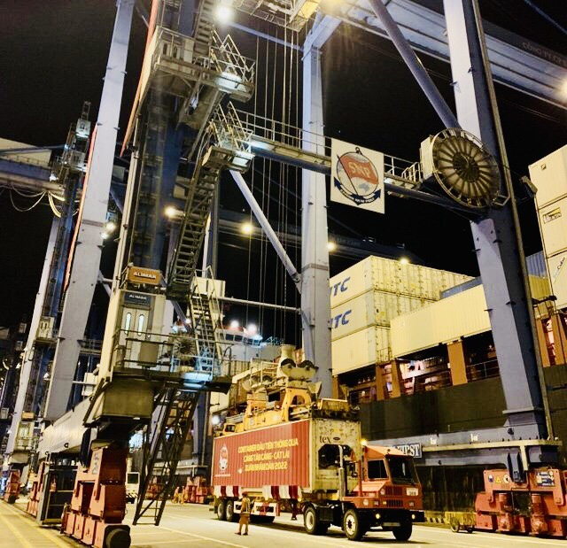 Sau lễ phát lệnh làm hàng đầu xuân, container hàng thủy hải sản đầu tiên của doanh nghiệp Việt Nam đã được rời cảng Cát Lái đến Singapore và trung chuyển tiếp đến Mỹ. Ảnh: AV.