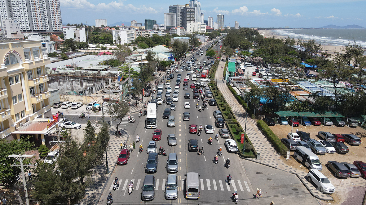 mùng 4 Tết, lượng du khách đến Bà Rịa – Vũng Tàu du xuân, tắm biển tiếp tục tăng mạnh. Ảnh: MS.