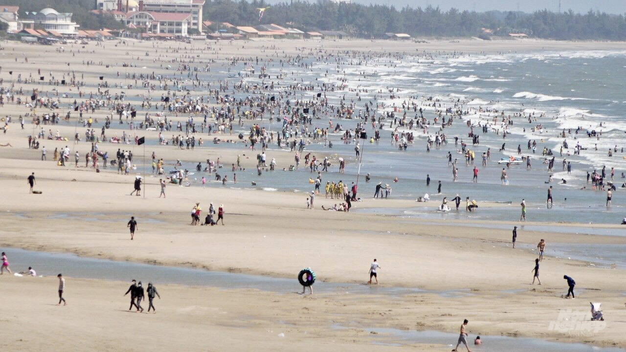 Hàng ngàn du khách đến thành phố biển Vũng Tàu du xuân và tắm biển mỗi ngày. Ảnh: Minh Sáng.