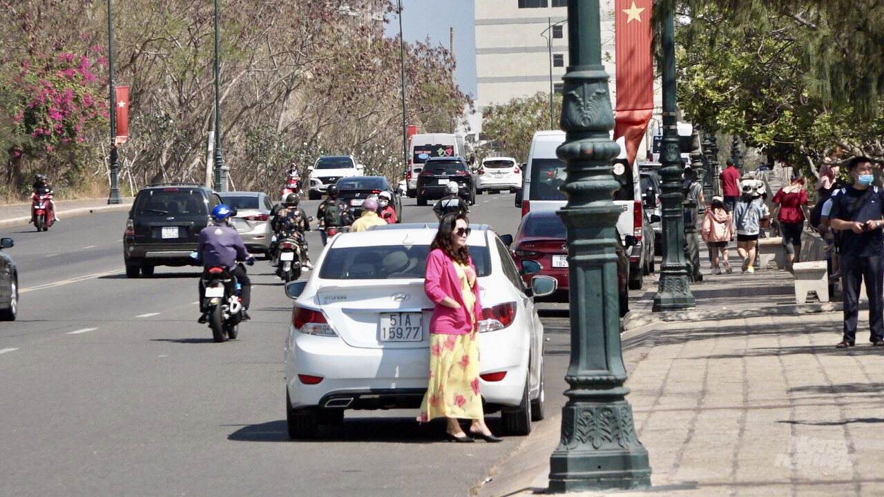 Các gia đình tranh thủ du xuân dịp Tết để chuẩn bị vào công việc đầu năm mới. Ảnh: Minh Sáng.