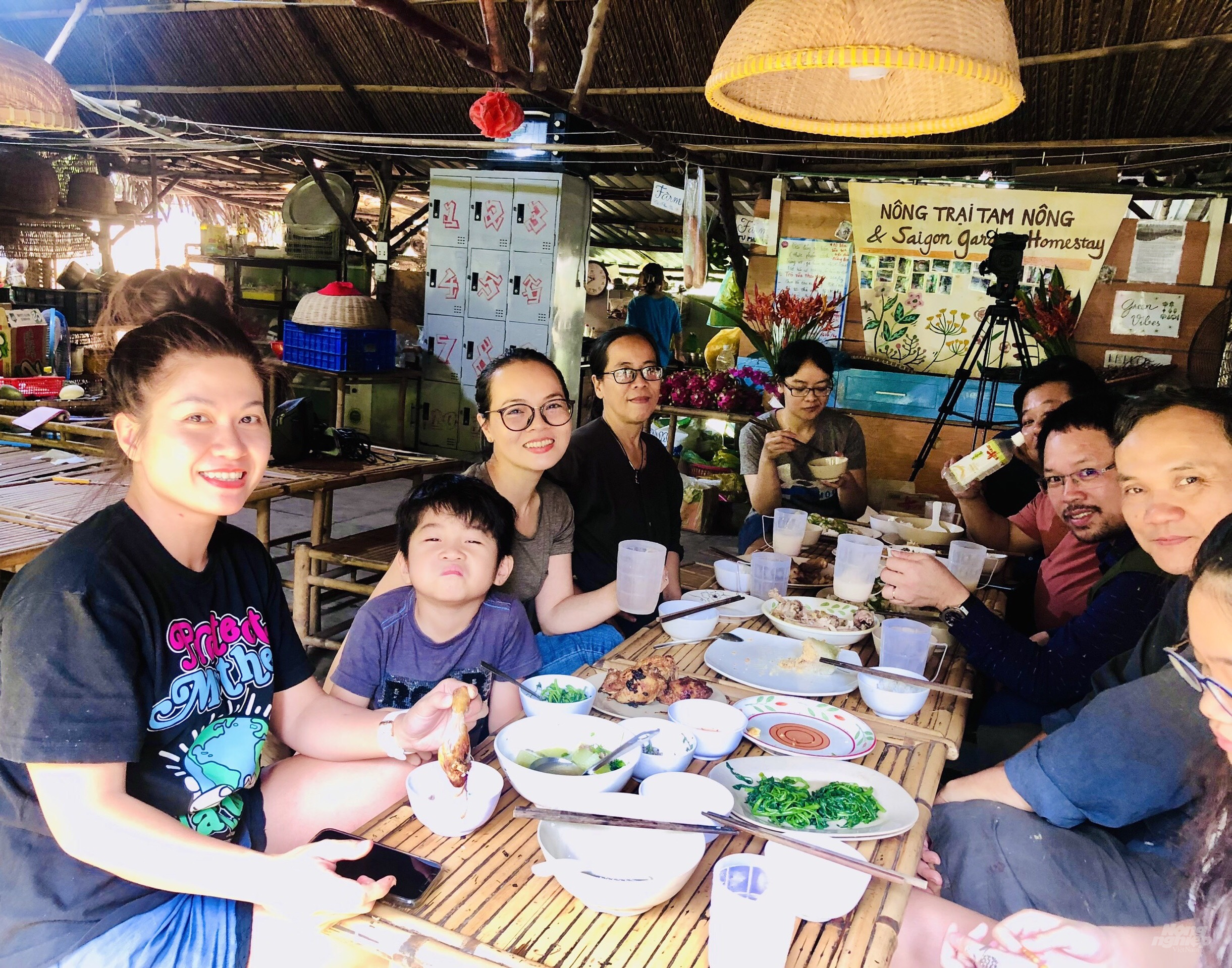 Bữa cơm giữa du khách với chủ Nông trại tràn ngập không khí gia đình ấm cúng và những tiết mục biểu diễn văn nghệ của khách ngoại quốc tại Tam Nông Farm. Ảnh: Minh Sáng.