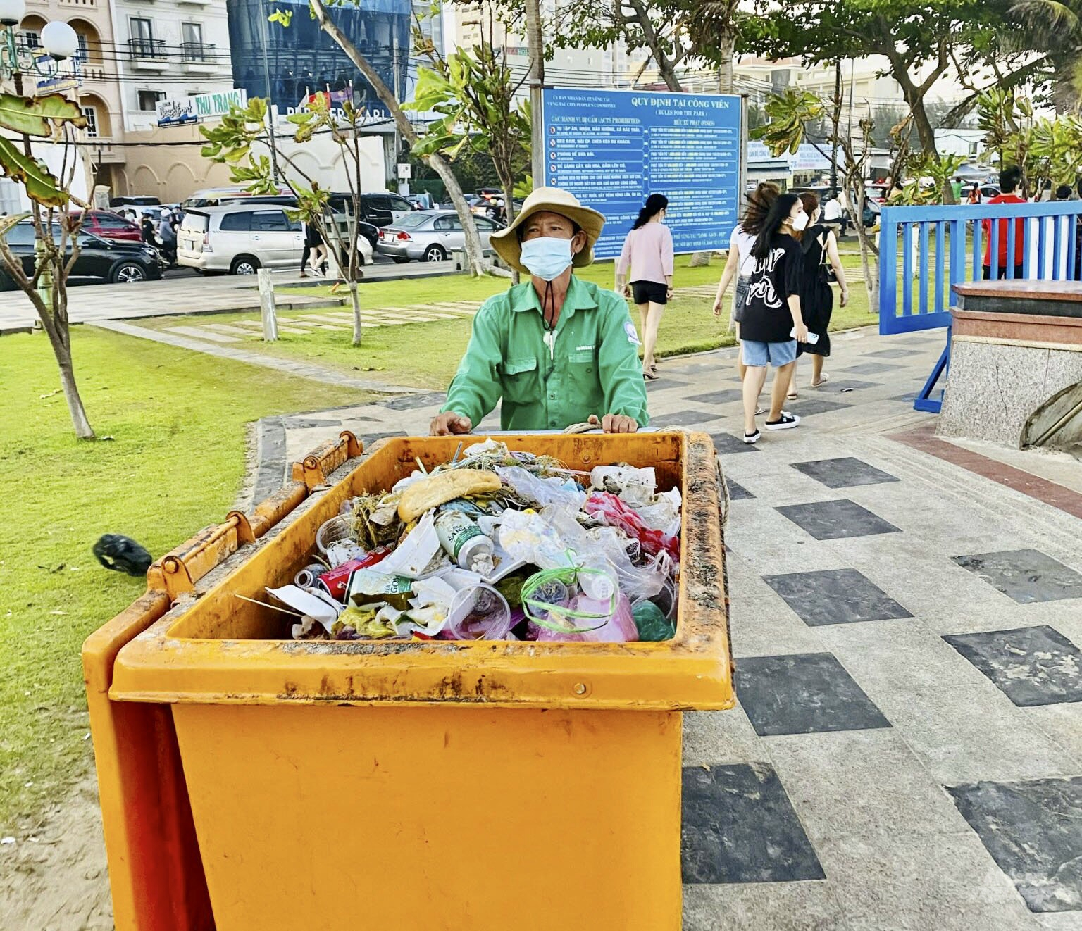 Lượng rác trong những ngày Tết tăng đột biến so với ngày thường, đặc biệt ở nơi tập trung đông người nhiều nhà hàng, quán ăn, bãi biển. Ảnh: AV.