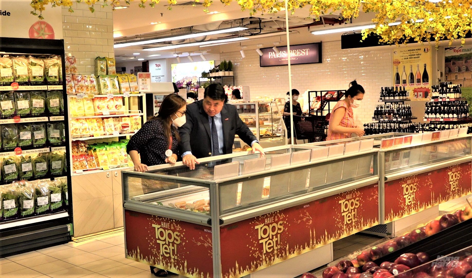 Ông Paul Le ghé xem các mặt hàng nông sản, trái cây tại hệ thống siêu thị Big C. Ảnh: Minh Sáng.