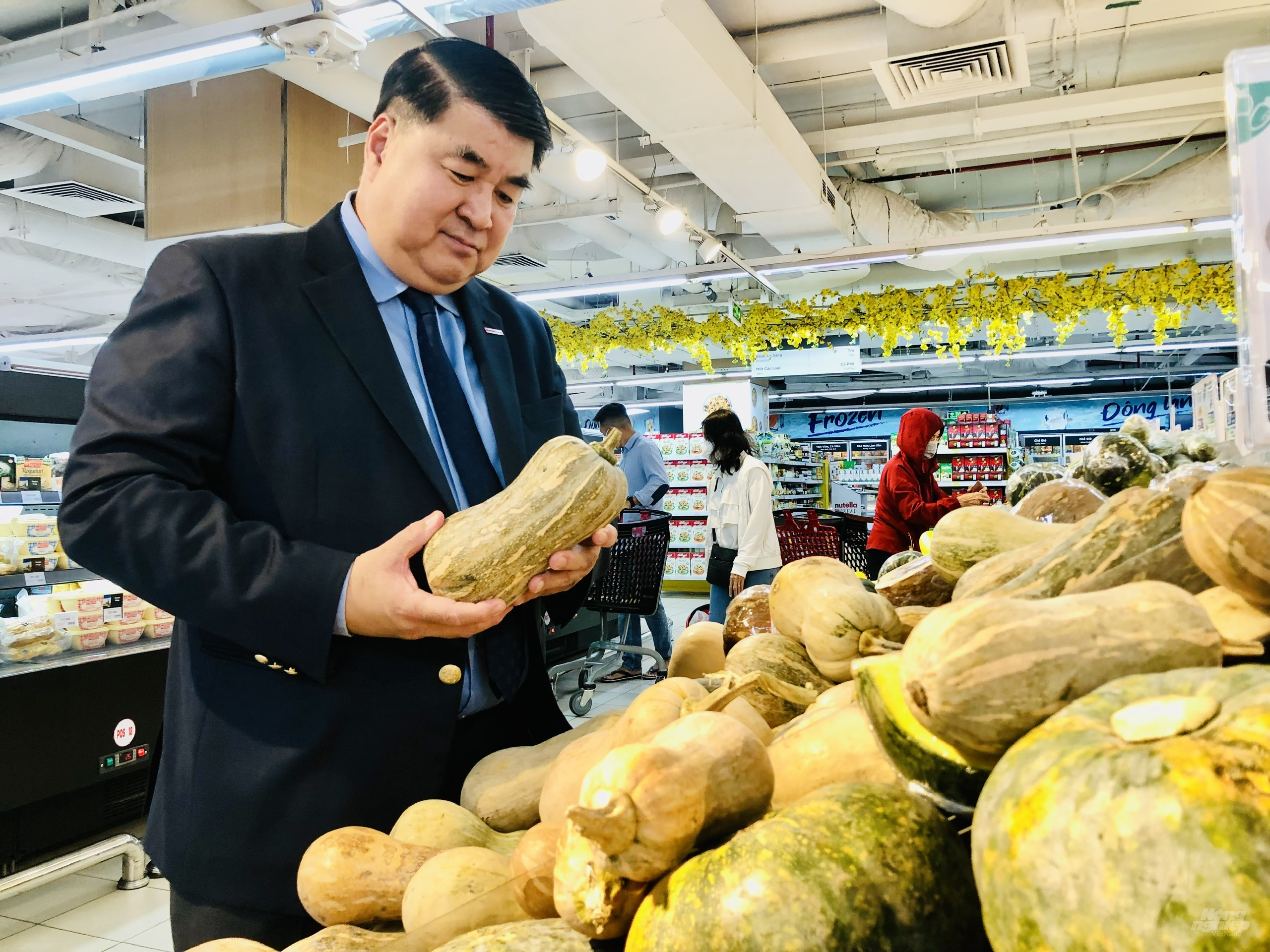 'I will tell the story of Vietnamese fruits and agricultural products to the world,' said Mr. Paul Le. Photo: Minh Sang.
