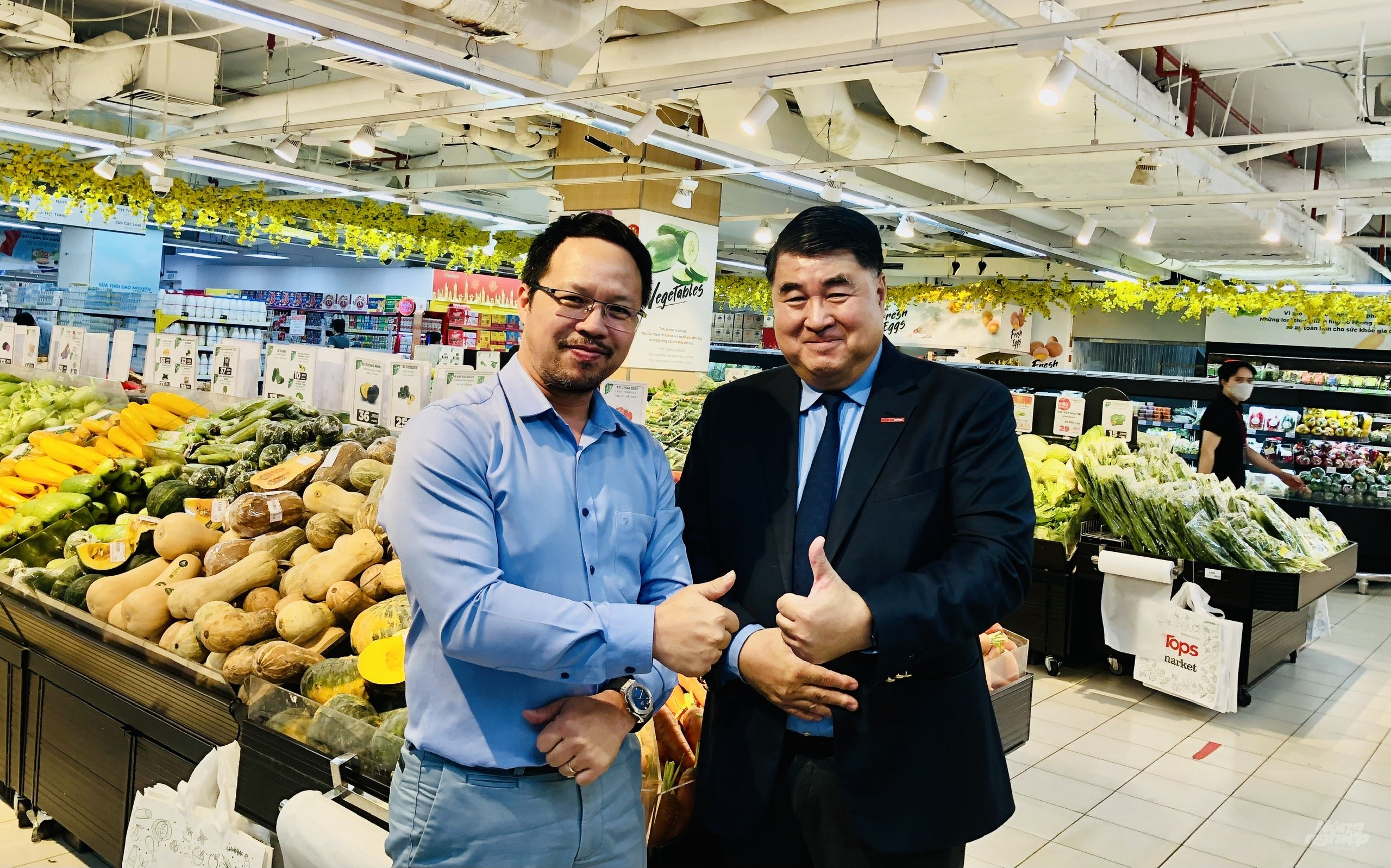 Mr. Paul Le and a reporter of Vietnam Agriculture Newspaper on the occasion of the first meeting of the Lunar New Year 2022. Photo: Central Retail.