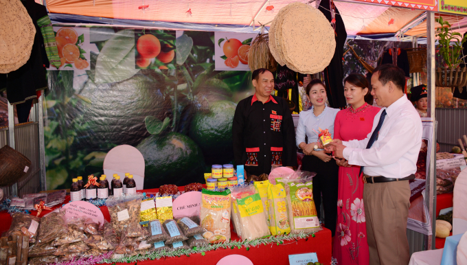 Các đại biểu tham quan các gian hàng sản phẩm nông nghiệp của các xã. Ảnh: Thái Sinh.