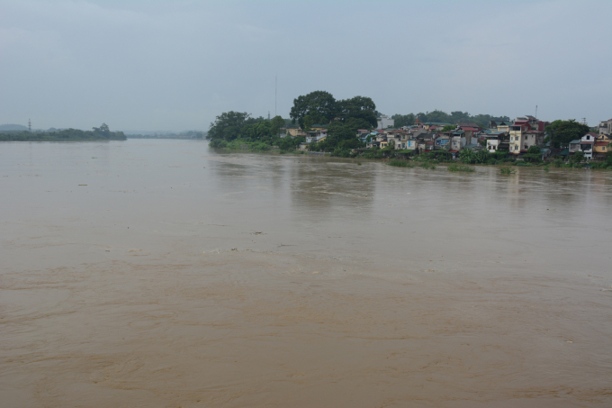 Nước sông Thao (đoạn sông Hồng chảy qua Yên Bái) trên báo động 2 là 0,13 m. Ảnh: Thái Sinh.