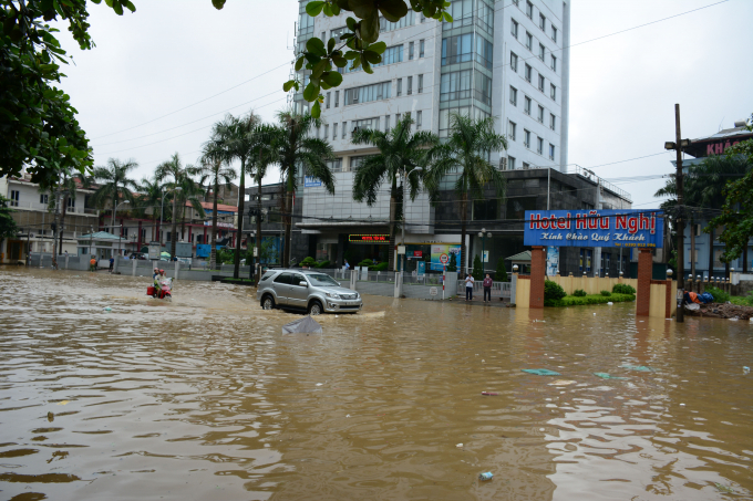 Tòa nhà Công ty Viettel trước cửa ga Yên Bái bị nước bao vây bốn bề. Ảnh: Thái Sinh.