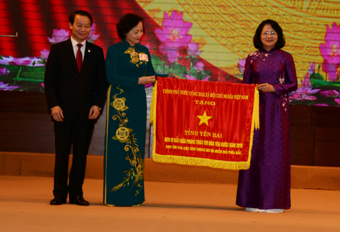 Phó Chủ tịch nước Đặng Thị Ngọc Thịnh trao cờ thi đua yêu nước năm 2019 của Thủ tướng cho lãnh đạo tỉnh yên Bái. Ảnh: Thái Sinh.