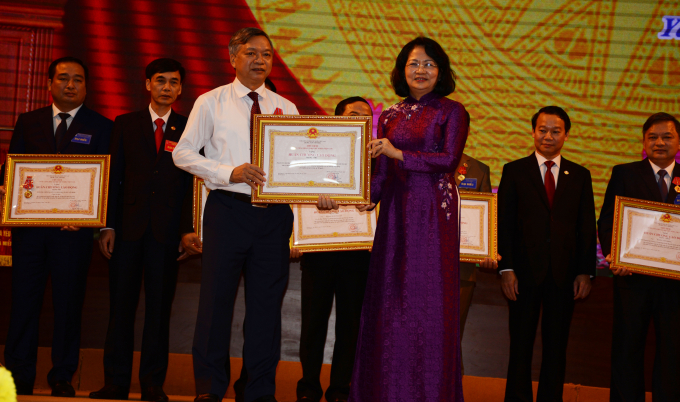 Phó Chủ tịch nước Đặng Thị Ngọc Thịnh trao tặng Huân chương Lao động cho các tập thể và cá nhân. Ảnh: Thái Sinh.
