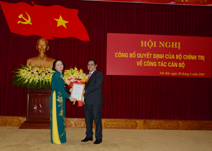 Đồng chí Phạm Minh Chính trao quyết định của Bộ Chính trị cho bà Phạm Thị Thanh Trà. Ảnh: Thái Sinh.
