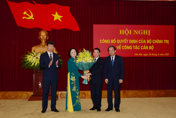 Lãnh đạo Tỉnh ủy Yên Bái tặng hoa chúc mừng bà Phạm Thị Thanh Trà. Ảnh: Thái Sinh.