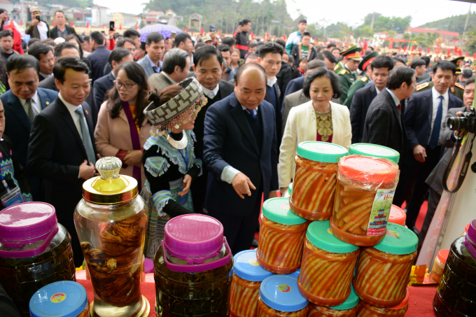 Thủ tướng Nguyễn Xuân Phúc thăm gian hàng huyện Trạm Tấu có bày bán măng ớt trong chuyến công tác  tại Yên Bái tháng 1/2020. Ảnh: Thái Sinh.