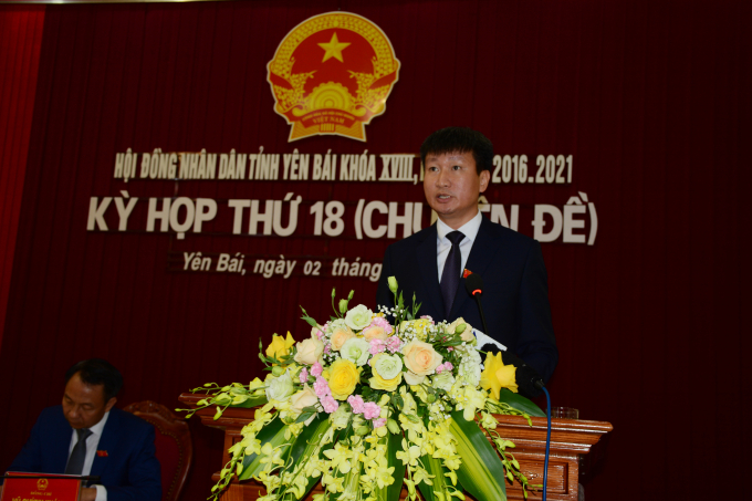 Ông Trần Huy Tuấn - tân Chủ tịch UBND tỉnh Yên Bái nhiệm kỳ 2016-2021 đọc lời hứa trước HĐND. Ảnh: Thái Sinh.