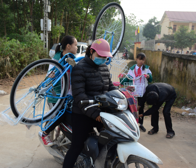 Nhờ chở xe đạp về nhà. Ảnh: Thái Sinh.