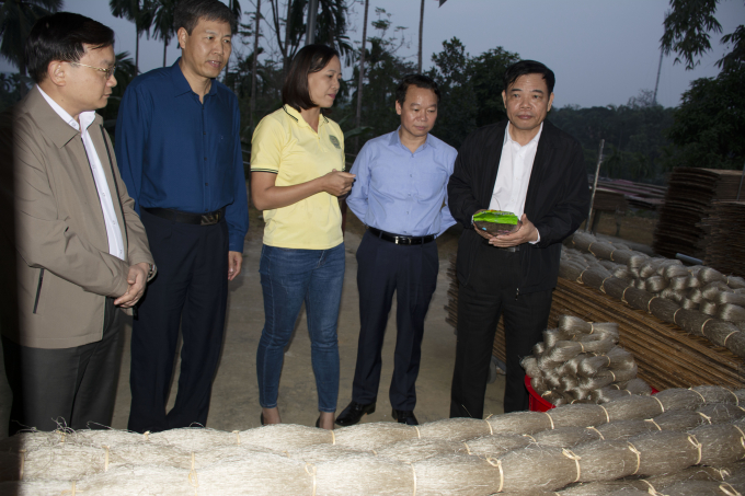 Bộ trưởng Nguyễn Xuân Cường thăm HTX miến đao Giới Phiên sản phẩm đạt OCOP 3 sao. Ảnh: Thái Sinh.